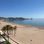 Beachfront And Renovated شقة كولرا